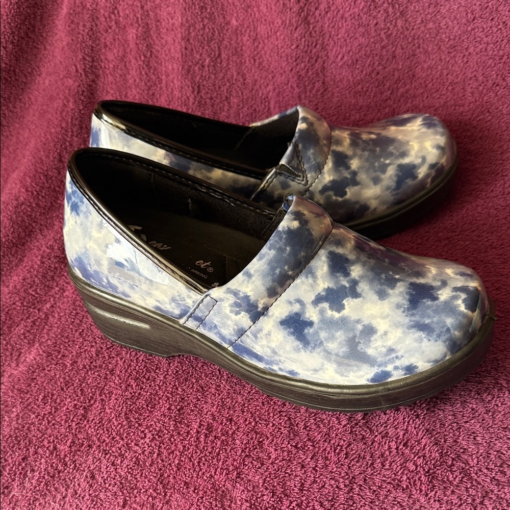 easy street Blue & White Cloud-Print Slip-On Clogs